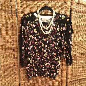 Woman’s Cardigan (Pearl necklace Not includes)